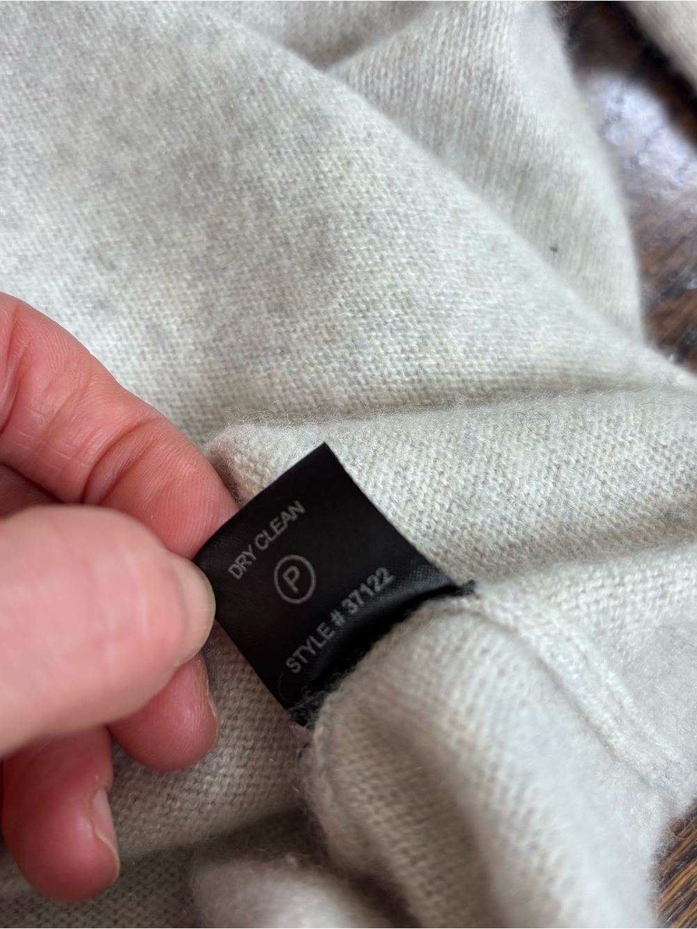 360 Cashmere Light Gray V-Neck Cashmere Sweater spot in pics - Picture 7 of 10